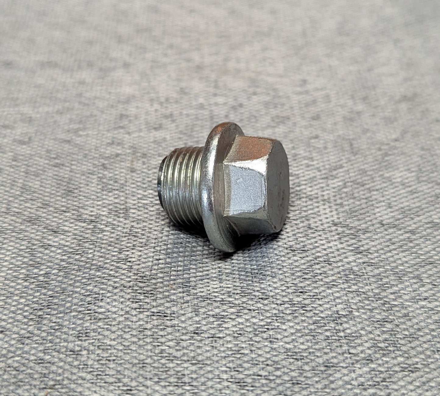 REAR END DRAIN PLUG WITH MAGNET