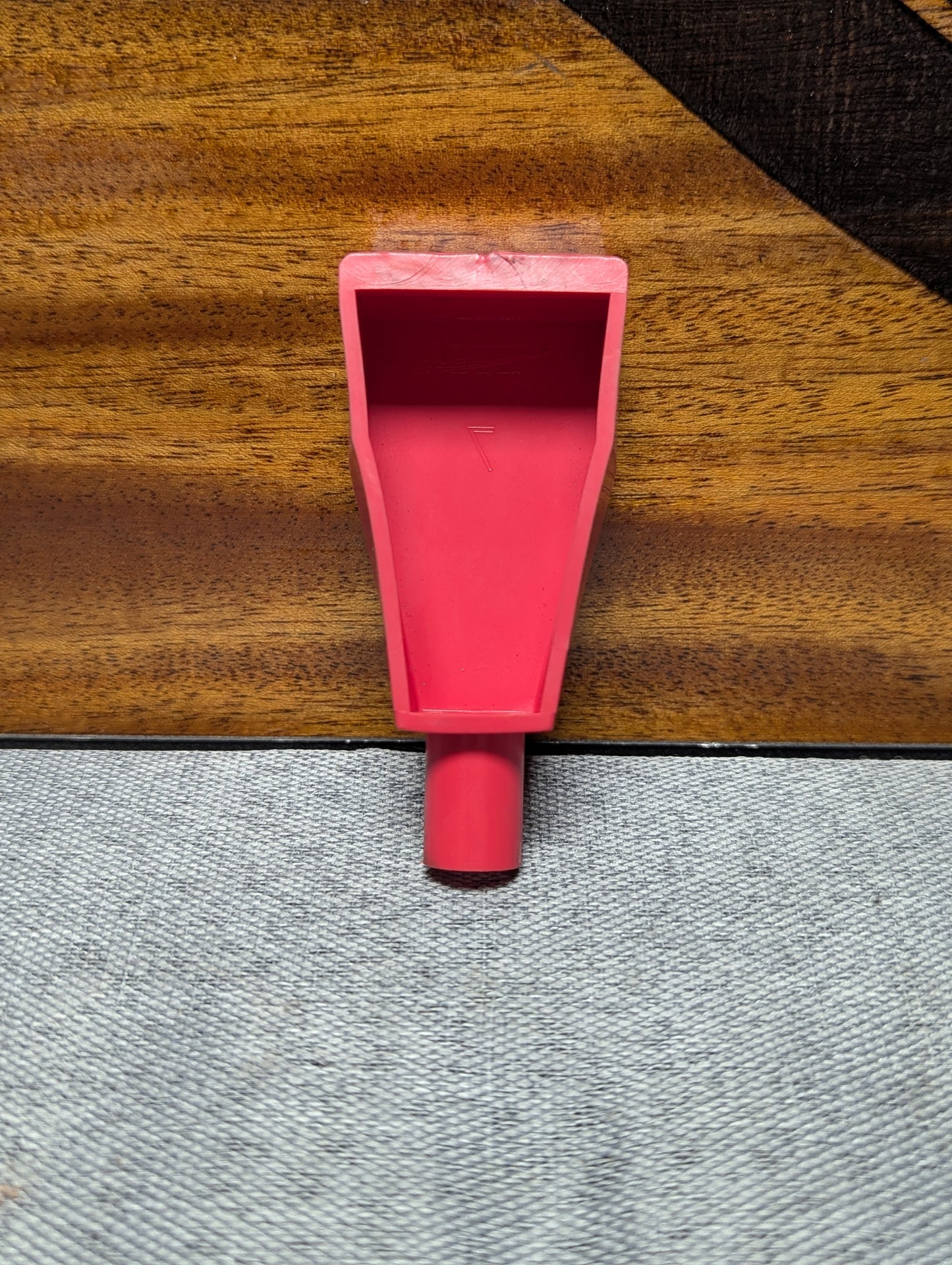 DISTRIBUTION POST RED